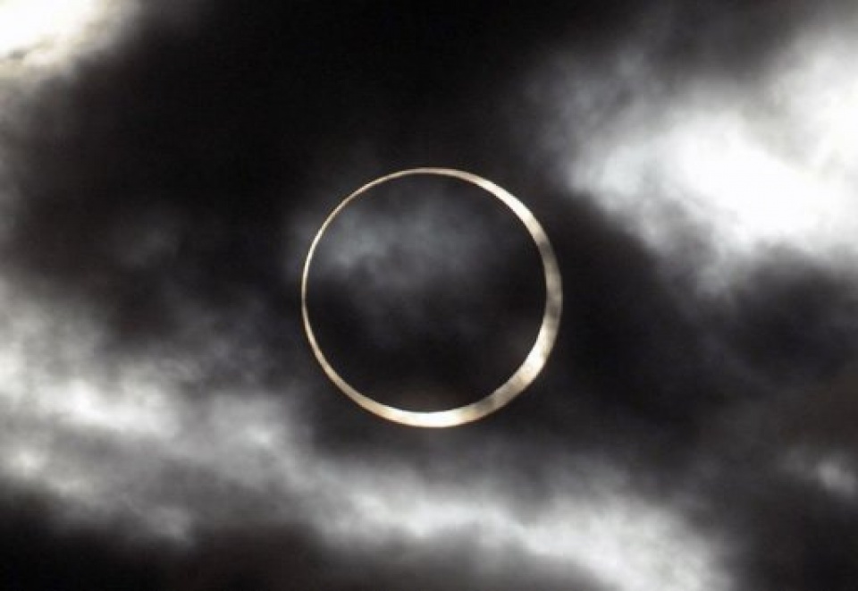 Chiêm ngưỡng nhật thực hình khuyên kỳ thú trên bầu trời Argentina chiem nguong nhat thuc hinh khuyen ky thu tren bau troi argentina