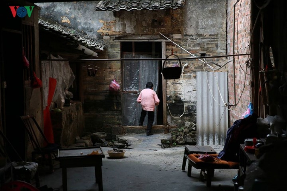 trung quoc cuoc song co don cua nguoi gia o cac ngoi lang