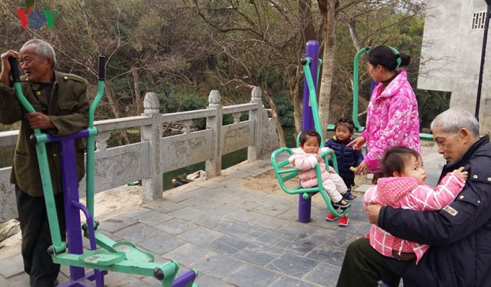 trung quoc cuoc song co don cua nguoi gia o cac ngoi lang