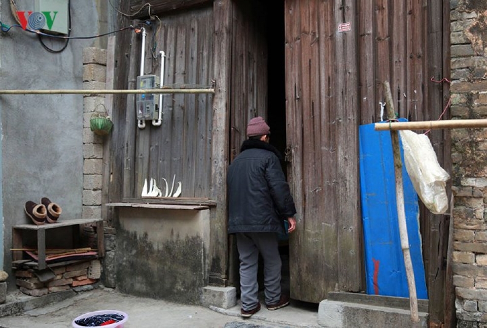 trung quoc cuoc song co don cua nguoi gia o cac ngoi lang