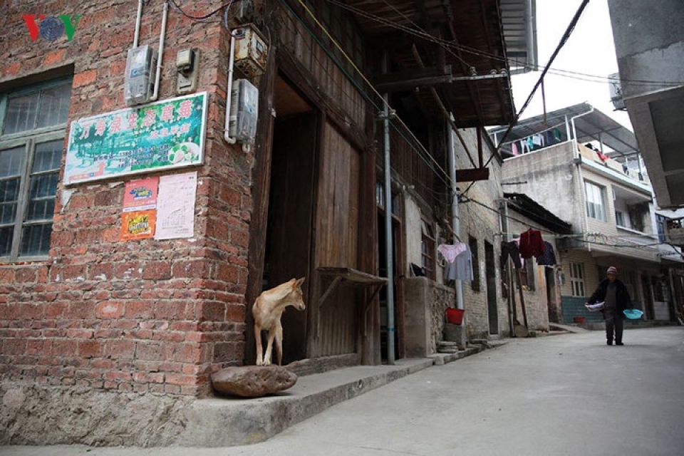 trung quoc cuoc song co don cua nguoi gia o cac ngoi lang