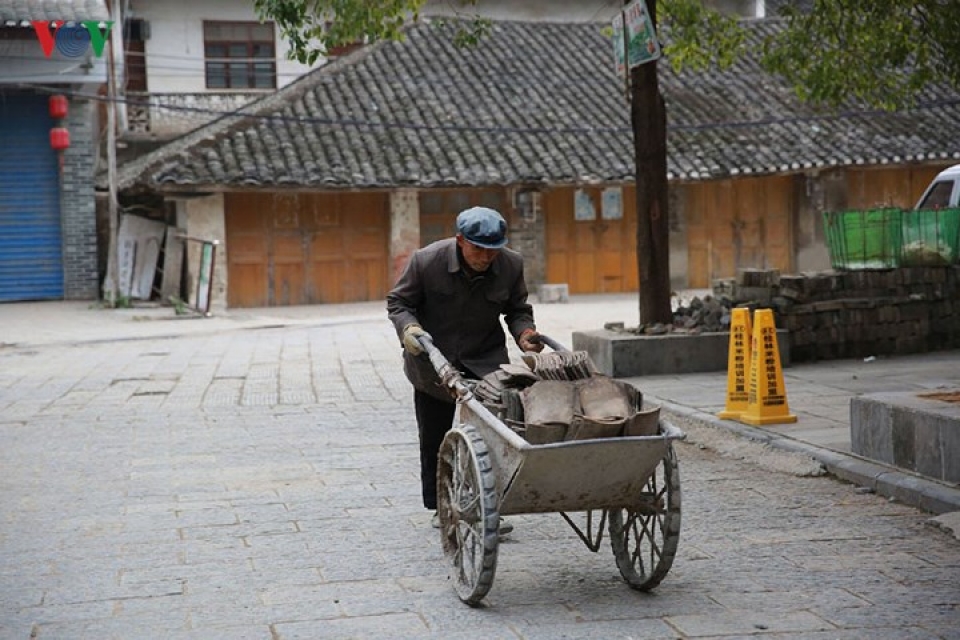trung quoc cuoc song co don cua nguoi gia o cac ngoi lang