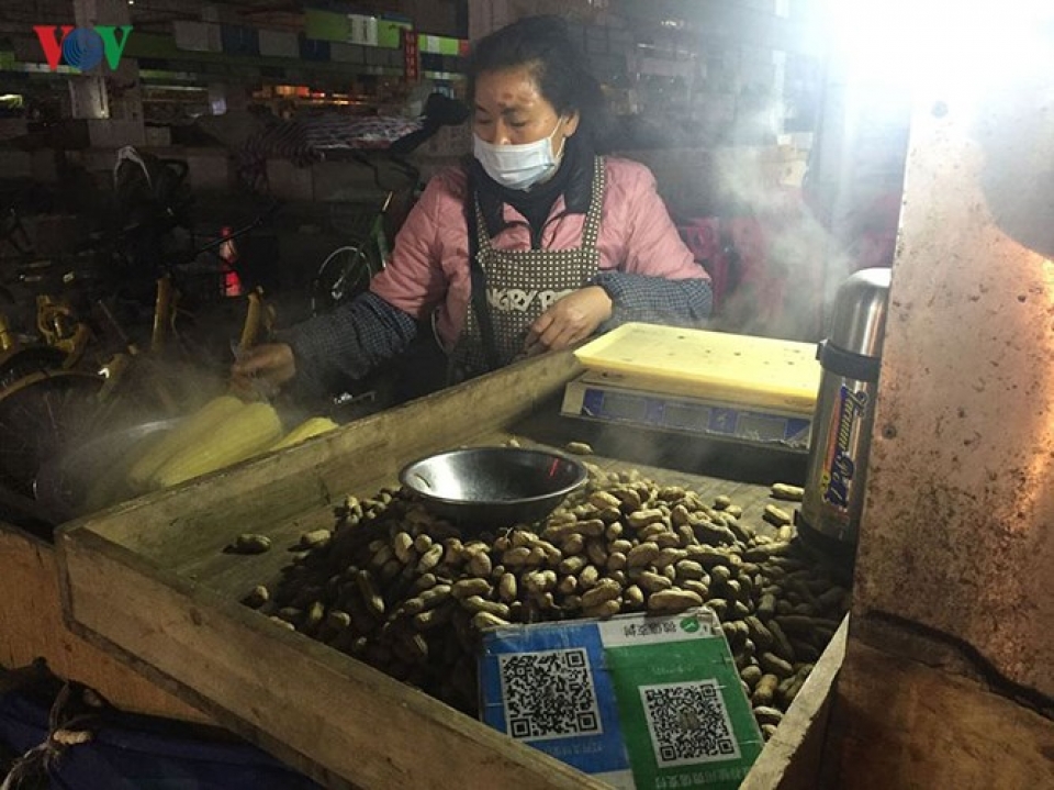 trung quoc cuoc song co don cua nguoi gia o cac ngoi lang