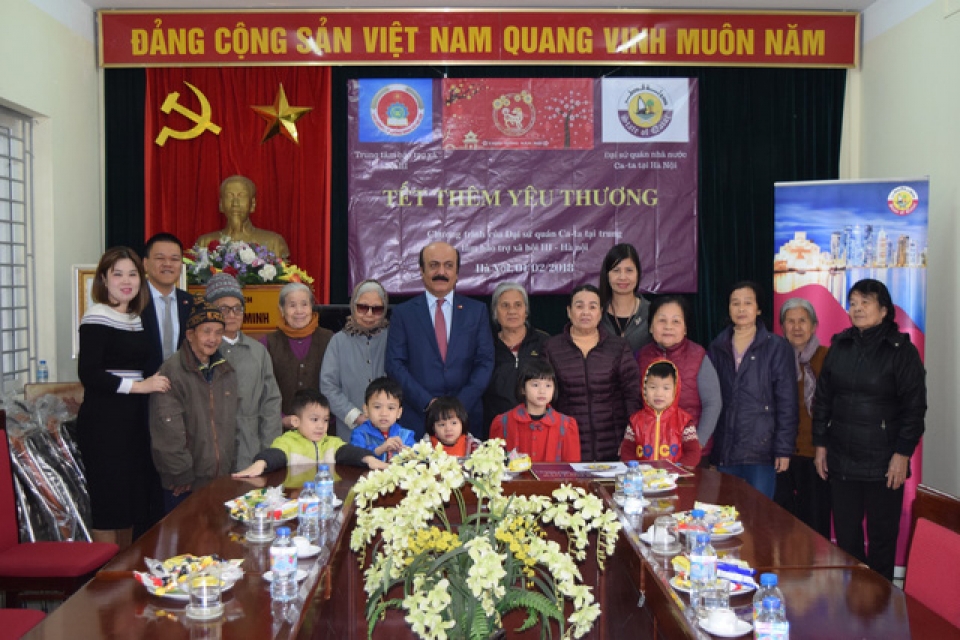 dai su qatar tang qua tet cho nguoi gia co don va tre mo coi