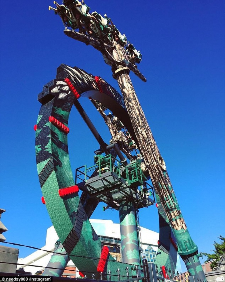 australia du khach bi treo nguoc tren vong quay tan the