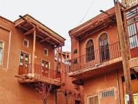 Ngôi làng bằng bùn đỏ nằm giữa sa mạc và núi đá từ thế kỷ VII