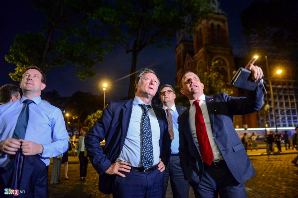 dai su cac nuoc eu tham quan pho di bo duong sach tai tp ho chi minh