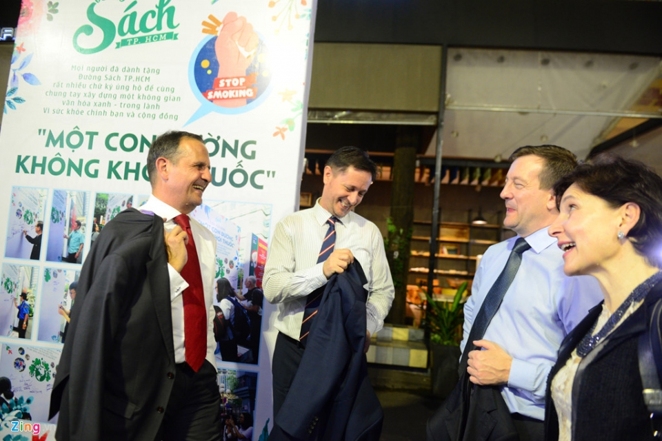 dai su cac nuoc eu tham quan pho di bo duong sach tai tp ho chi minh