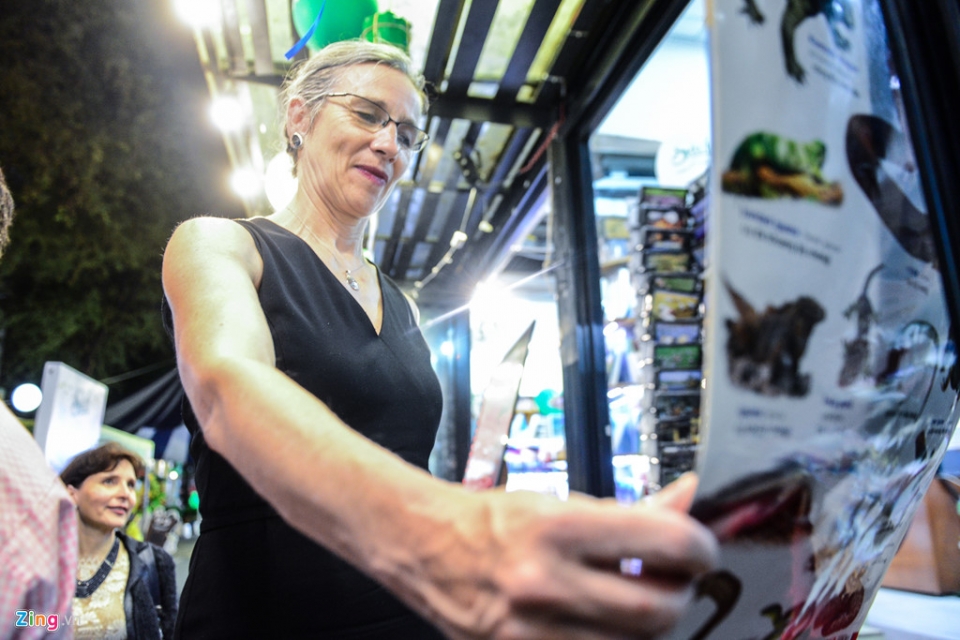 dai su cac nuoc eu tham quan pho di bo duong sach tai tp ho chi minh