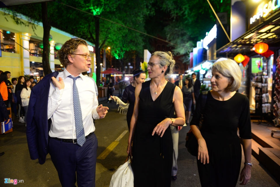 dai su cac nuoc eu tham quan pho di bo duong sach tai tp ho chi minh