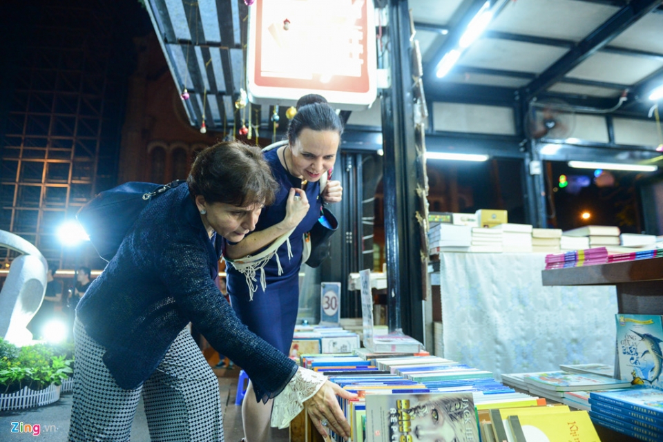 dai su cac nuoc eu tham quan pho di bo duong sach tai tp ho chi minh