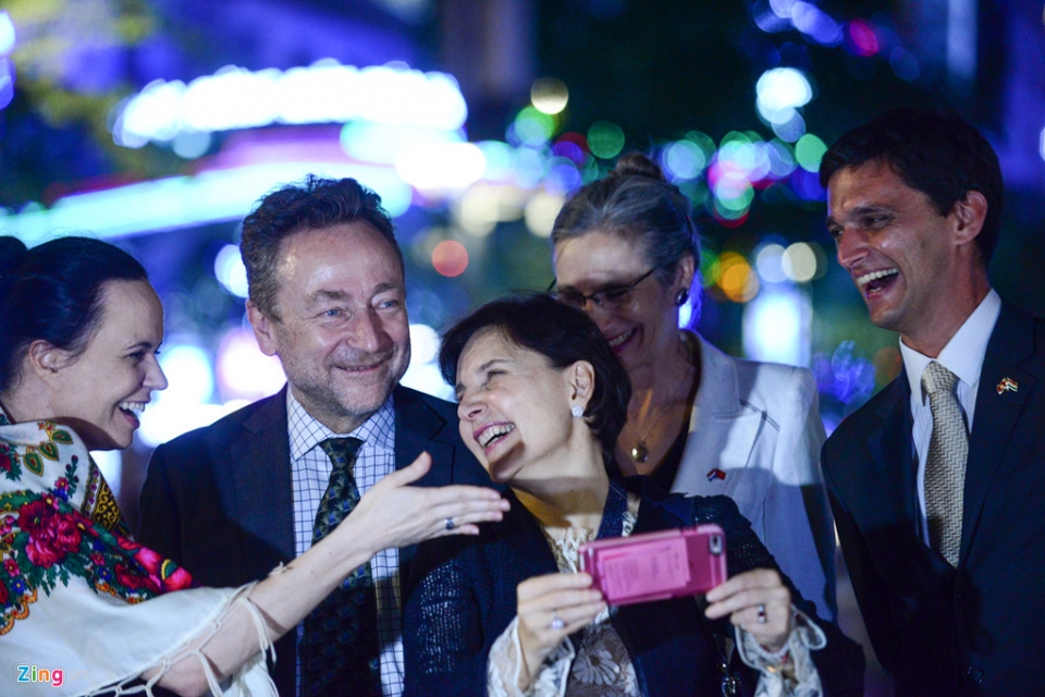 dai su cac nuoc eu tham quan pho di bo duong sach tai tp ho chi minh