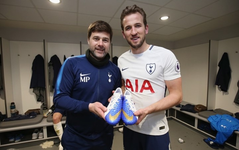 lap ky luc harry kane duoc trao tang vu khi bi mat