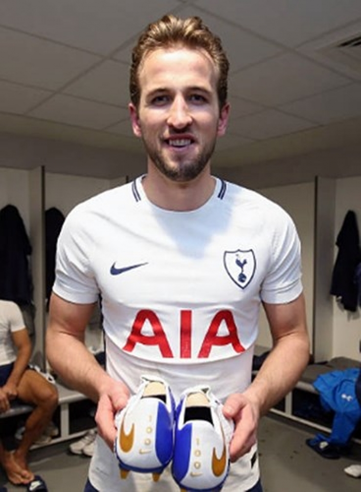 lap ky luc harry kane duoc trao tang vu khi bi mat
