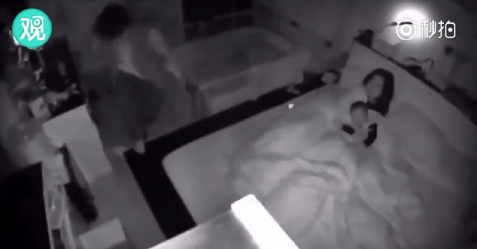 Khoảnh khắc chồng lấy thân che cho vợ con trong động đất khoanh khac chong lay than che cho vo con trong dong dat