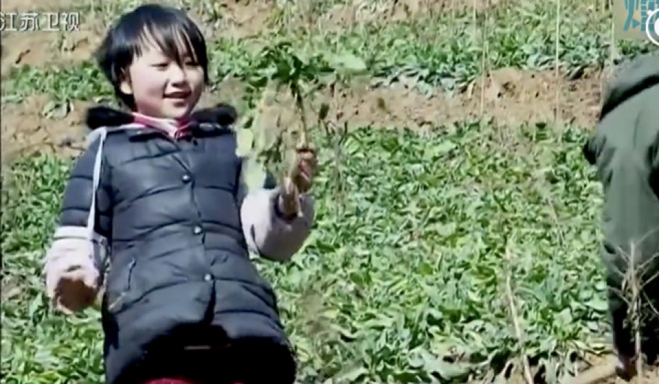 trung quoc be gai ban toc de mua dien thoai goi cho me