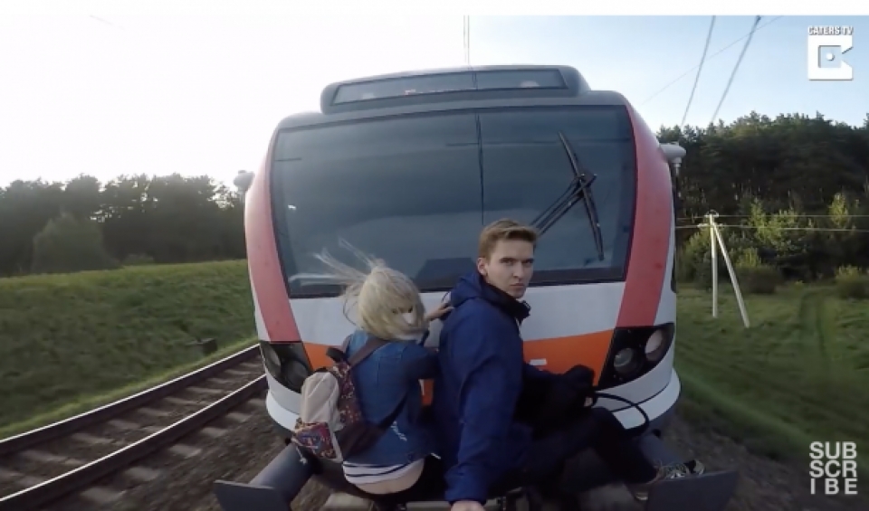 cap doi tre lieu mang du len tau dien cao toc de hen ho