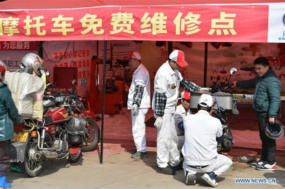 trung quoc dam truong di xe may ve que an tet cua nguoi lao dong