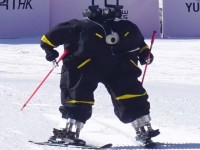 Độc đáo cuộc thi robot trượt tuyết đầu tiên trên thế giới