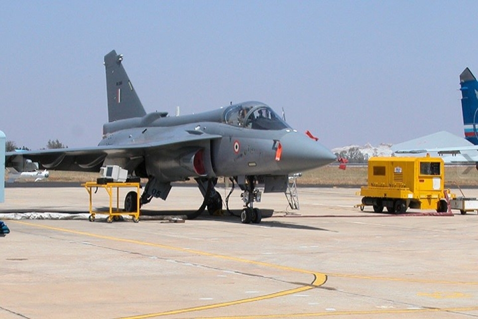 hoa luc dang gom cua may bay tiem kich da nhiem an do tejas