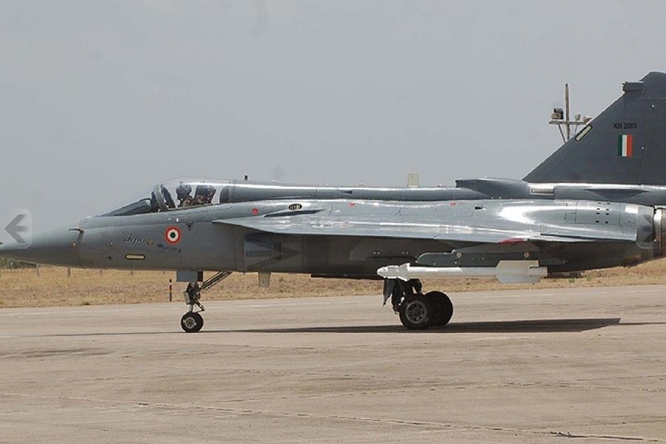 hoa luc dang gom cua may bay tiem kich da nhiem an do tejas