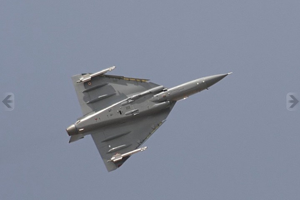 hoa luc dang gom cua may bay tiem kich da nhiem an do tejas