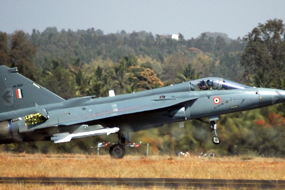 hoa luc dang gom cua may bay tiem kich da nhiem an do tejas