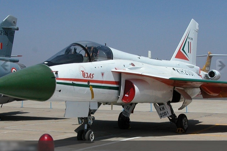 hoa luc dang gom cua may bay tiem kich da nhiem an do tejas