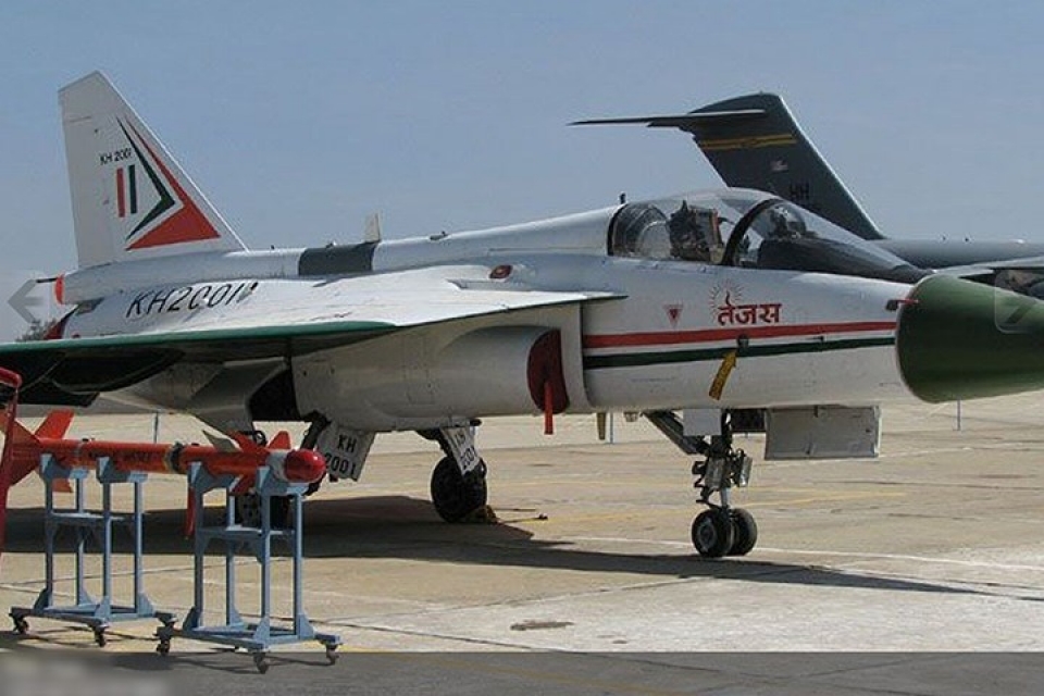 hoa luc dang gom cua may bay tiem kich da nhiem an do tejas