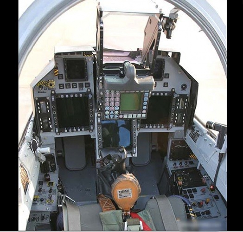 hoa luc dang gom cua may bay tiem kich da nhiem an do tejas