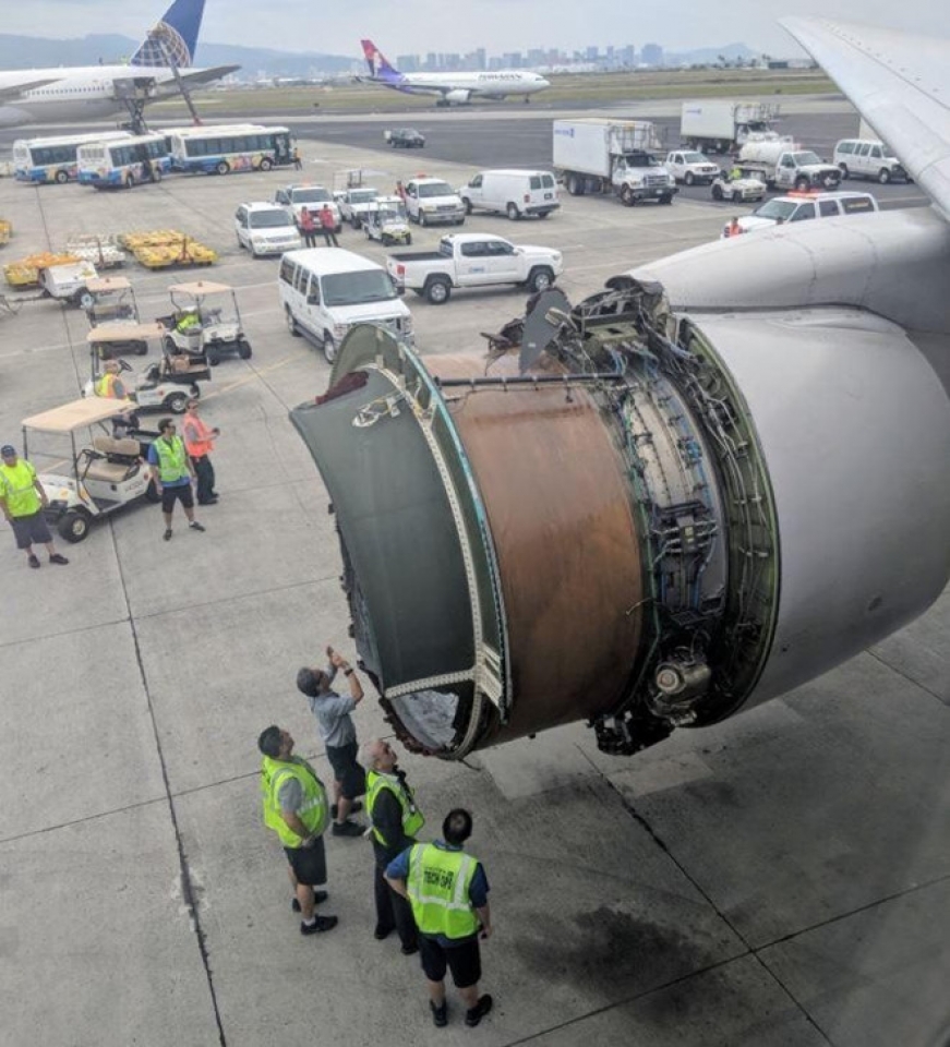 dong co vo giua troi may bay united airlines ha canh khan