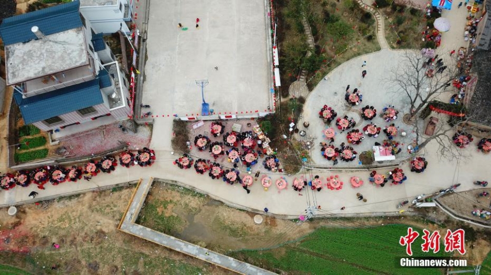 trung quoc tiec tan nien tren duong lang gan 300 ban 3000 khach