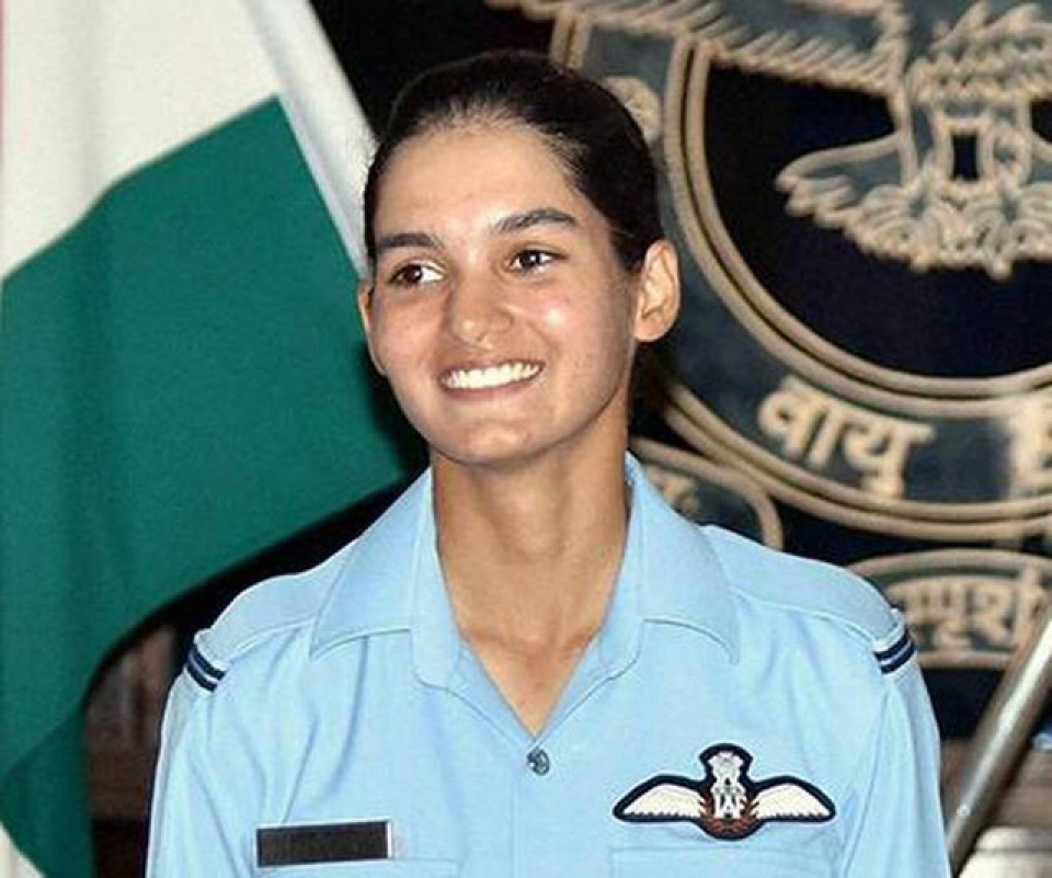 nu phi cong lai may bay chien dau dau tien cua an do