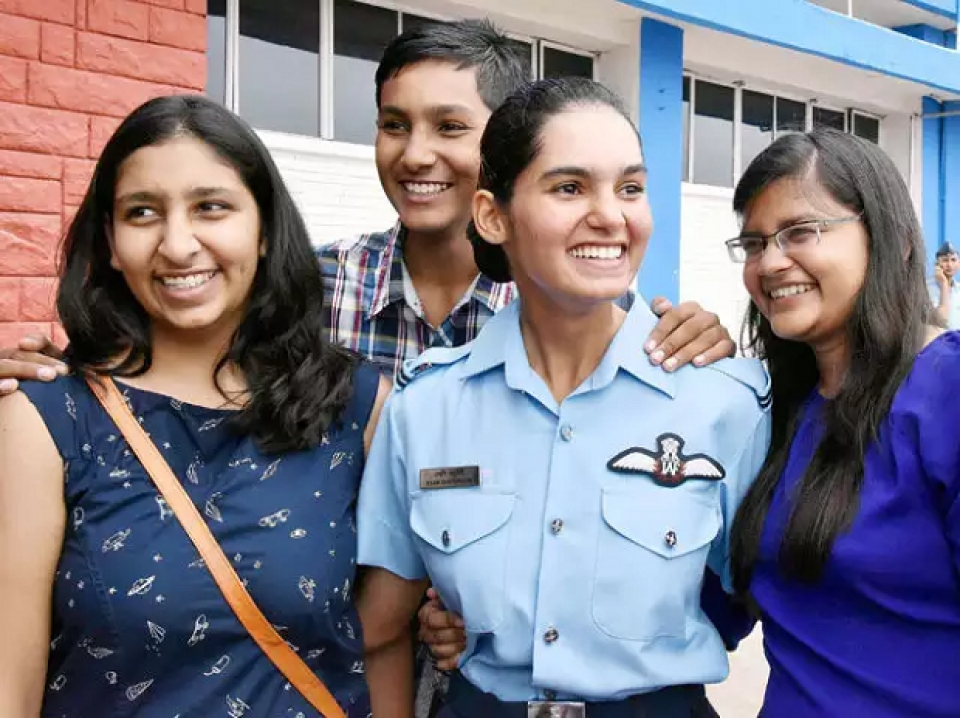 nu phi cong lai may bay chien dau dau tien cua an do
