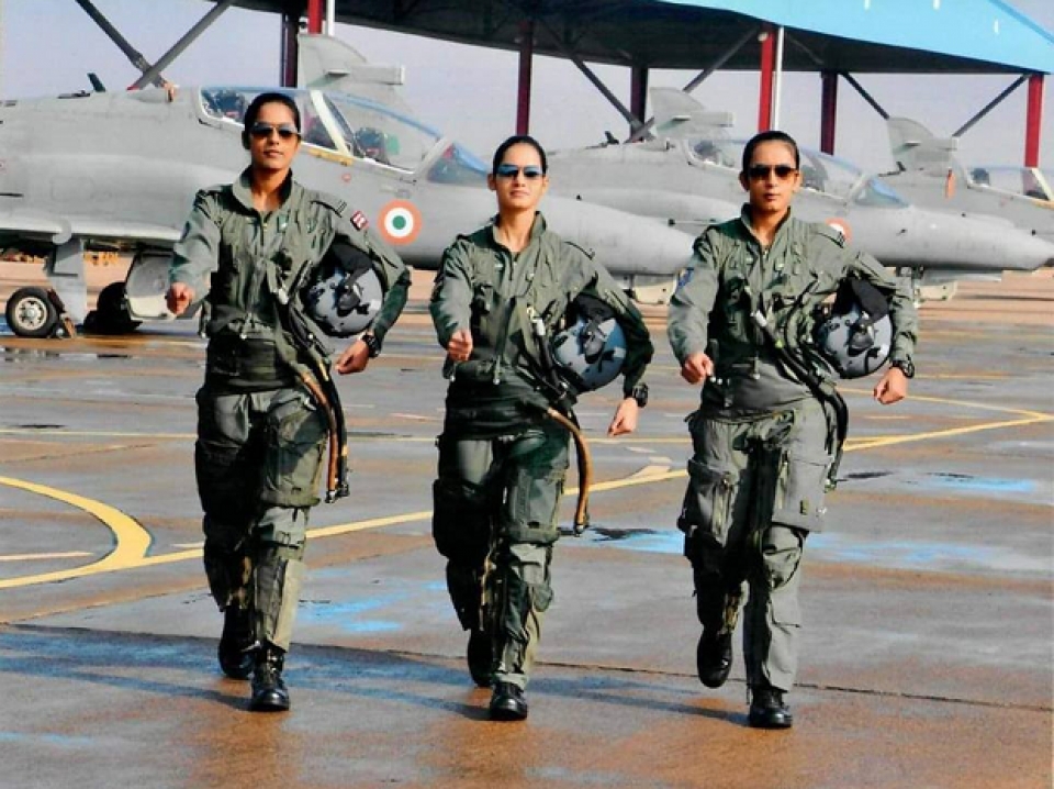 nu phi cong lai may bay chien dau dau tien cua an do