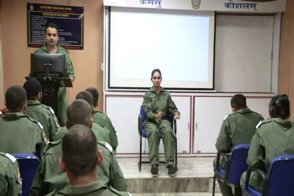 nu phi cong lai may bay chien dau dau tien cua an do