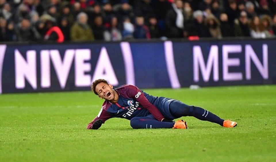 neymar bat khoc ngay tren san khi dinh phai chan thuong nang