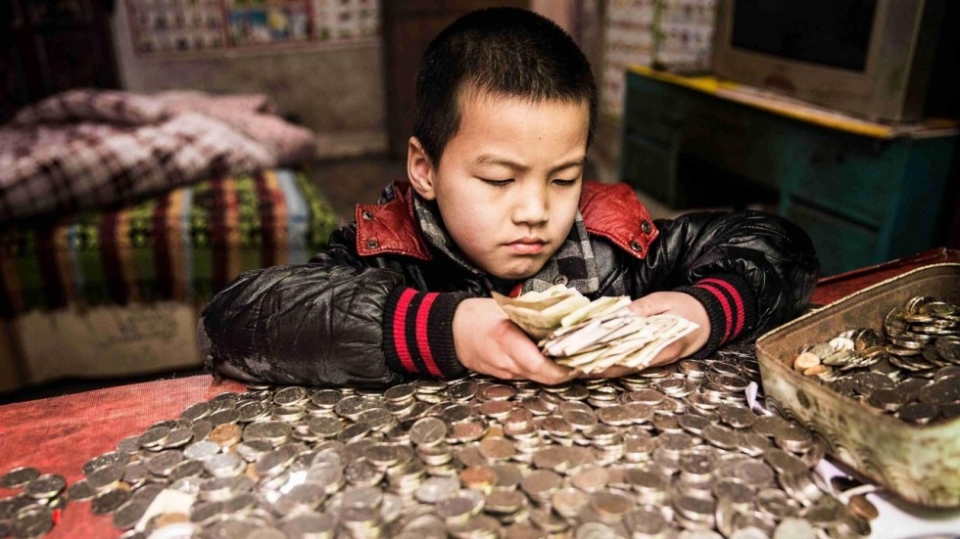 trung quoc be 8 tuoi nhin an sang de chua benh cho em trai