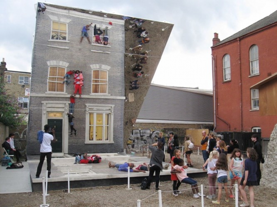 doc dao nhung buc tuong bat chap moi dinh luat vat ly