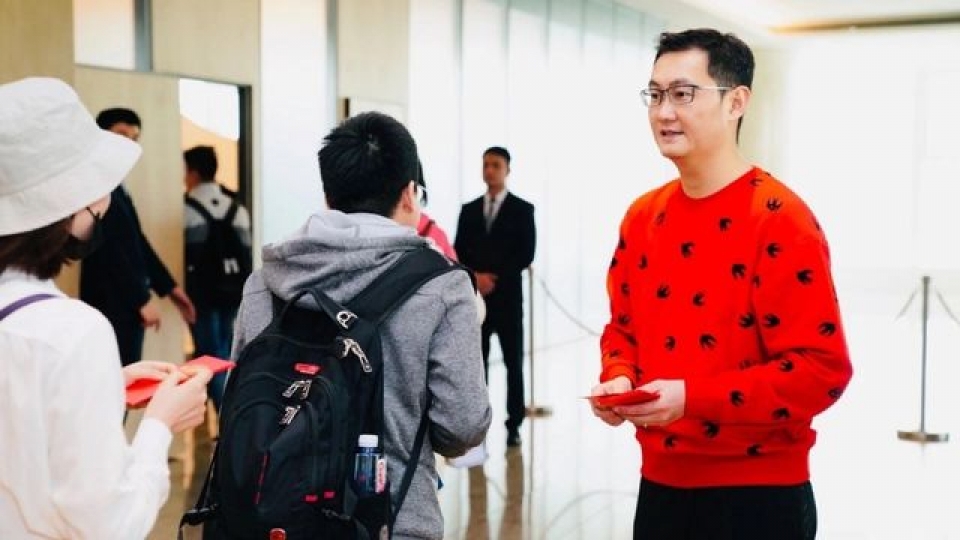 trung quo c nhan vien xe p ha ng qua dem cho se p li xi