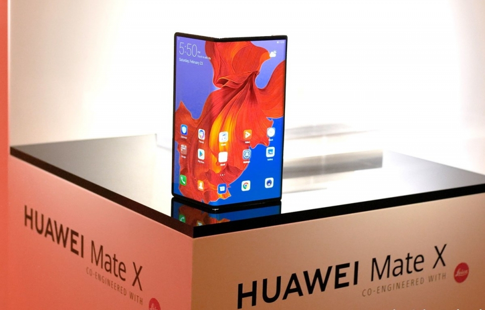 tan cong phan khuc cao cap huawei thach thuc samsung voi mau dien thoai gap mate x 5g