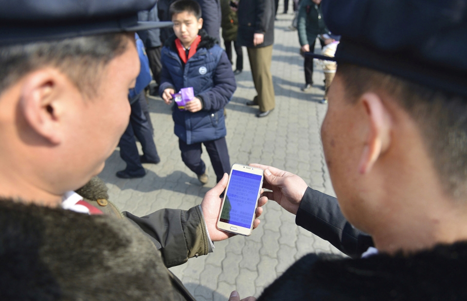 nguoi dan binh nhuong theo doi chuyen di viet nam cua ong kim