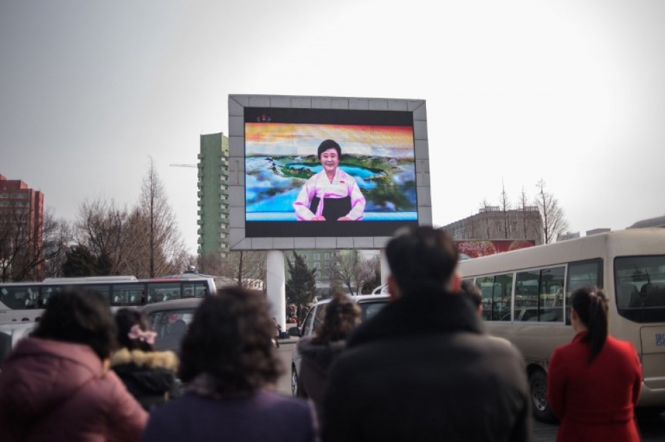 nguoi dan binh nhuong theo doi chuyen di viet nam cua ong kim