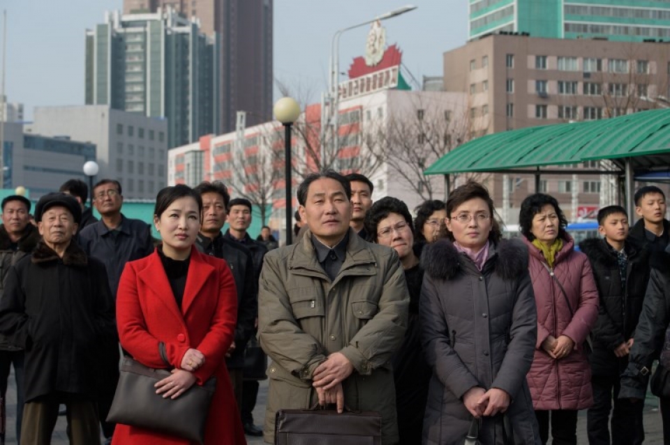 nguoi dan binh nhuong theo doi chuyen di viet nam cua ong kim