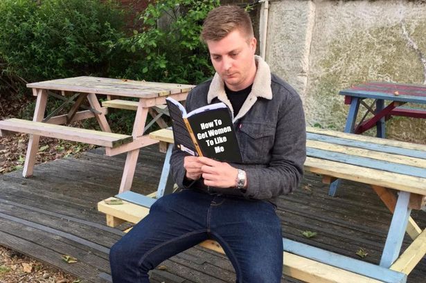 chi manh tien dung bang quang cao tren duong thanh doc than quyet tim ban gai