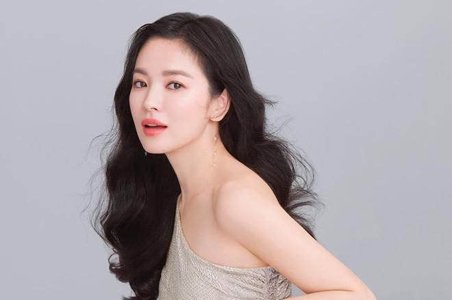song hye kyo va nghe si chau a dong vien dan vung dich virus corona