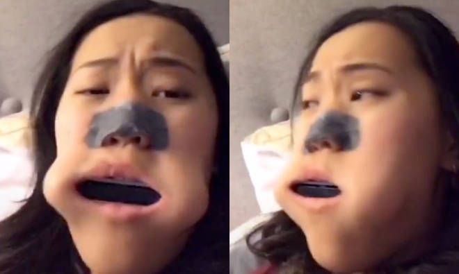 quay clip cau nguoi xem co be ket ken harmonica trong mieng