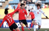 HLV Park Hang Seo chúc mừng thành tích của đội tuyển nữ Việt Nam