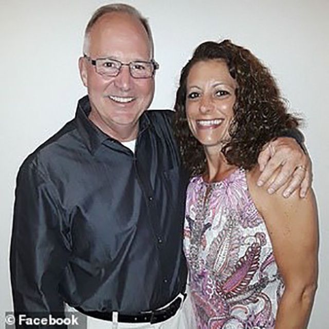 tam anh du khach my chup truoc tham hoa nui lua