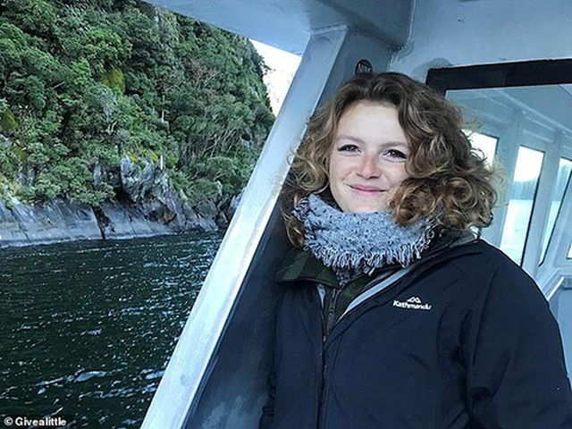 tam anh du khach my chup truoc tham hoa nui lua